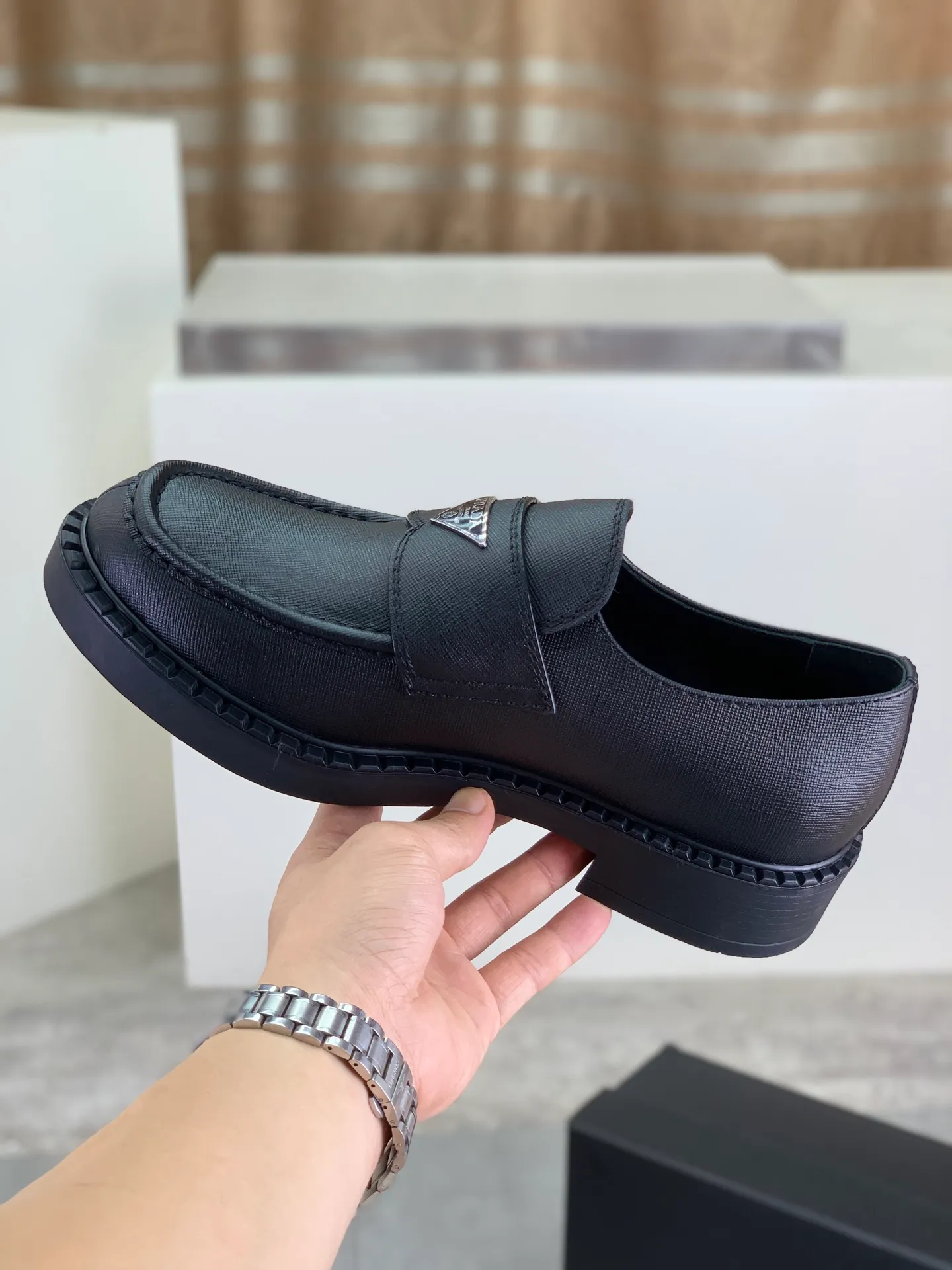 Factory price P800 💰Original quality, top version🔱 ＰＲＡＤＡPrada. Men's business casual leather shoes, top quality cow leather. 1:1 shipment ⬆️Luxurious and noble, all made of imported original first-layer fine suede cowhide, just to create a more comfortable wearing experience. Upper: original comfortable open-edge bead-rubbed calfskin ➕Top imported water-dyed full cow lining, original high-end lightweight and comfortable TPU combination bottom ✔️Code number: 39-44 (38 45 Can be customized)